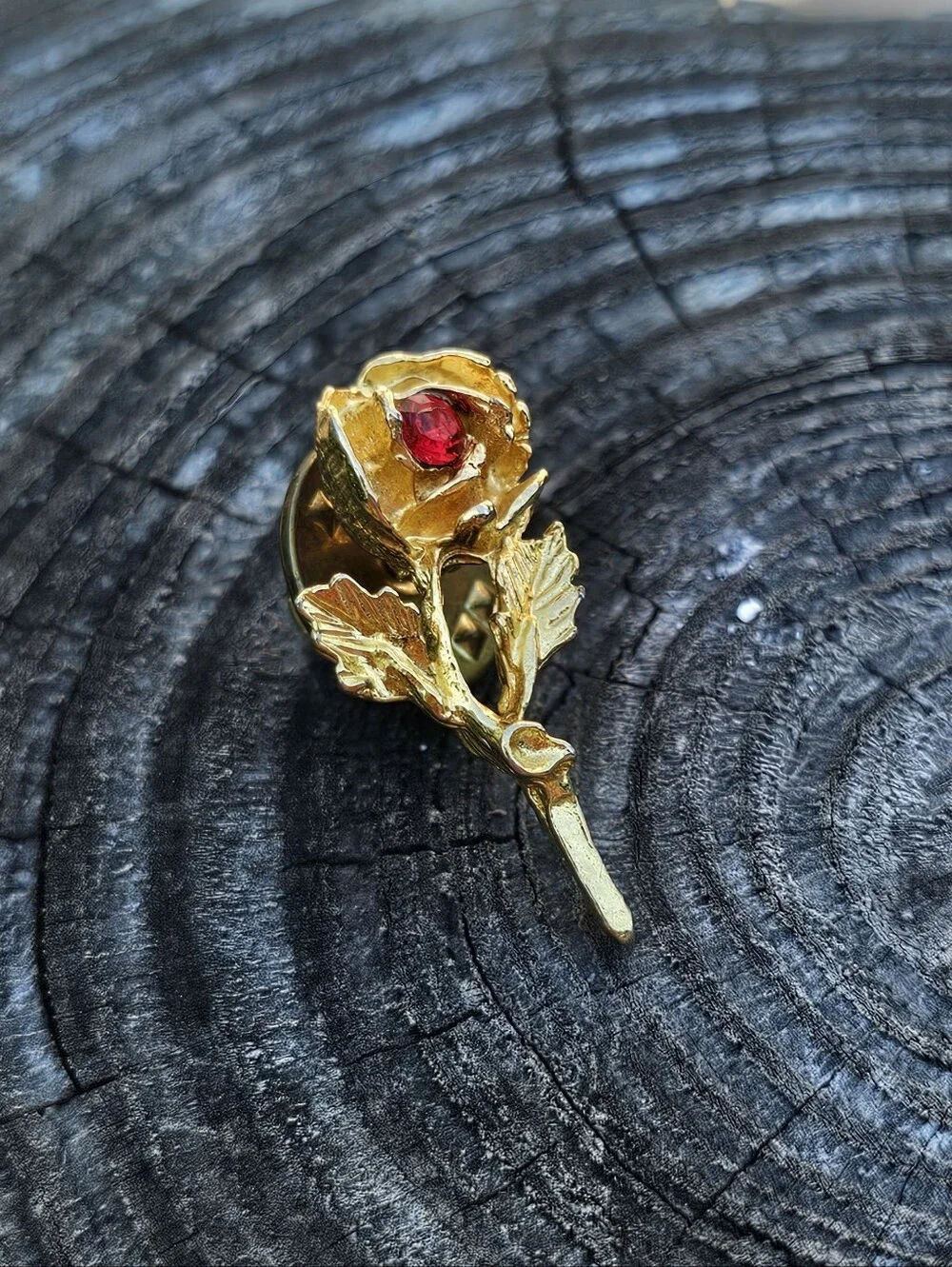 Red Stone Gold Tone Rose Flower Brooch Lapel Pin Vintage